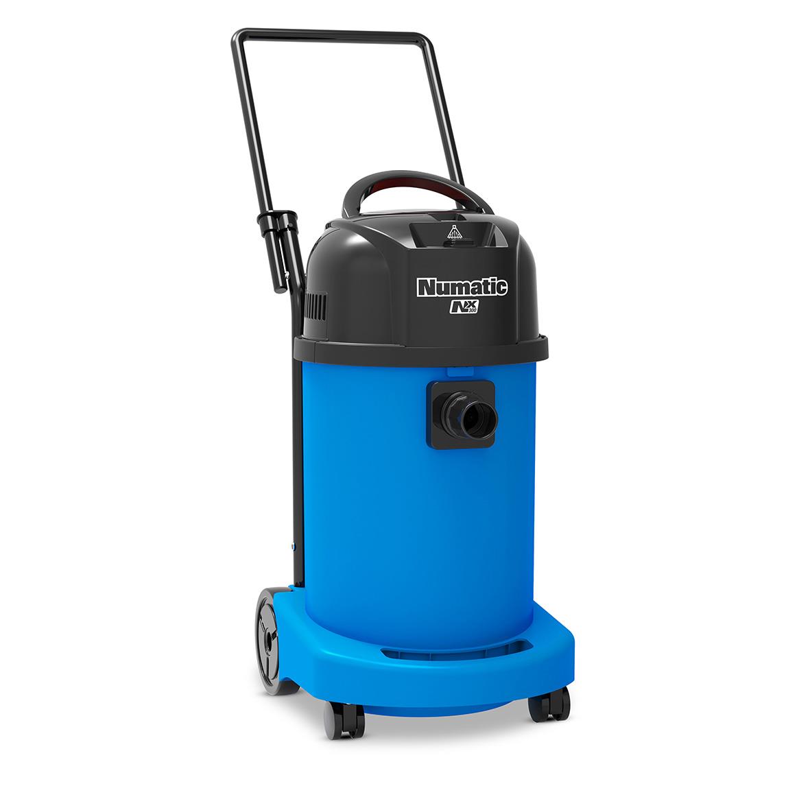 Batteridriven våt/torrsugmaskin från Numatic med blå behållare och svart överdel, inklusive kit men utan batteri