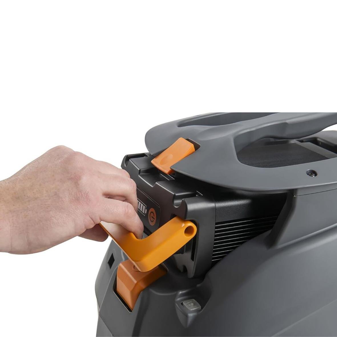 Hand som sätter i batteri i dammsugare Taski Aero 8 Flexx 36V 14,5Ah