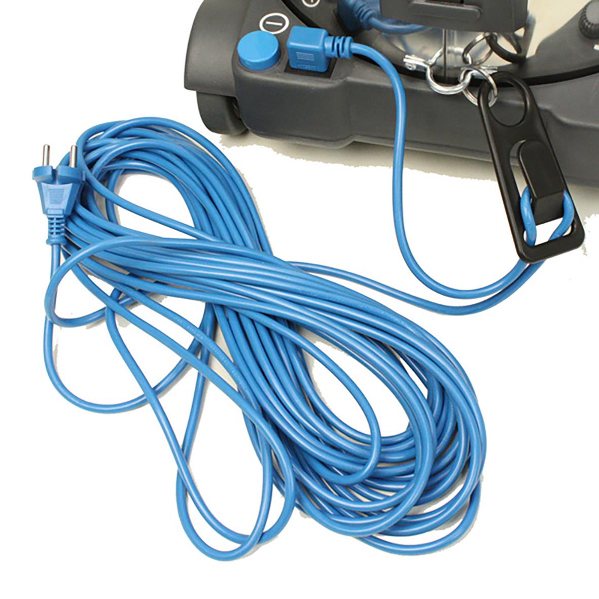 Lång blå sladd med kontakt, 15 meter, kopplad till en maskin