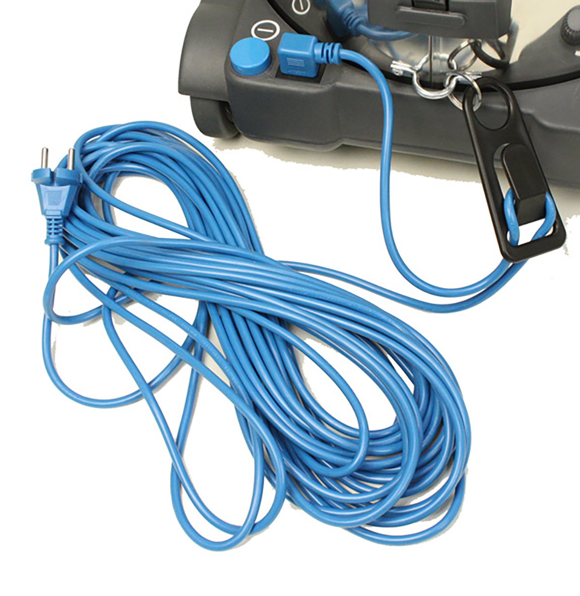 Lång blå sladd med kontakt, 15 meter, kopplad till en maskin