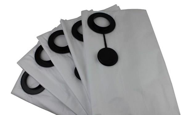 Fem Nilfisk dammsugarpåsar av fleece med svart cirkel och handtag