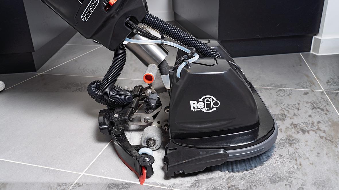 Kombiskurmaskin Nu-Mop Flex 2.2I med batteri på golv