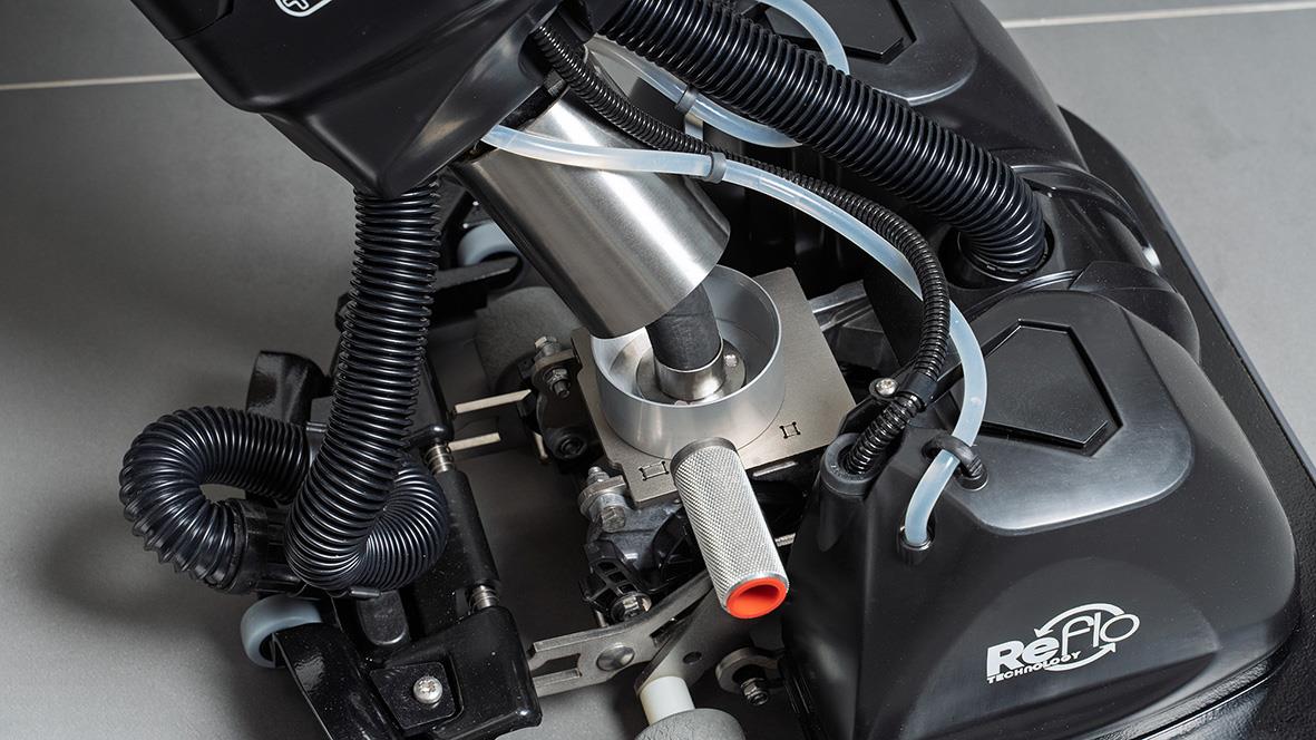 Kombiskurmaskin Nu-Mop Flex 2.2I med batteri, nära detaljerad bild av maskinens delar och sladdar