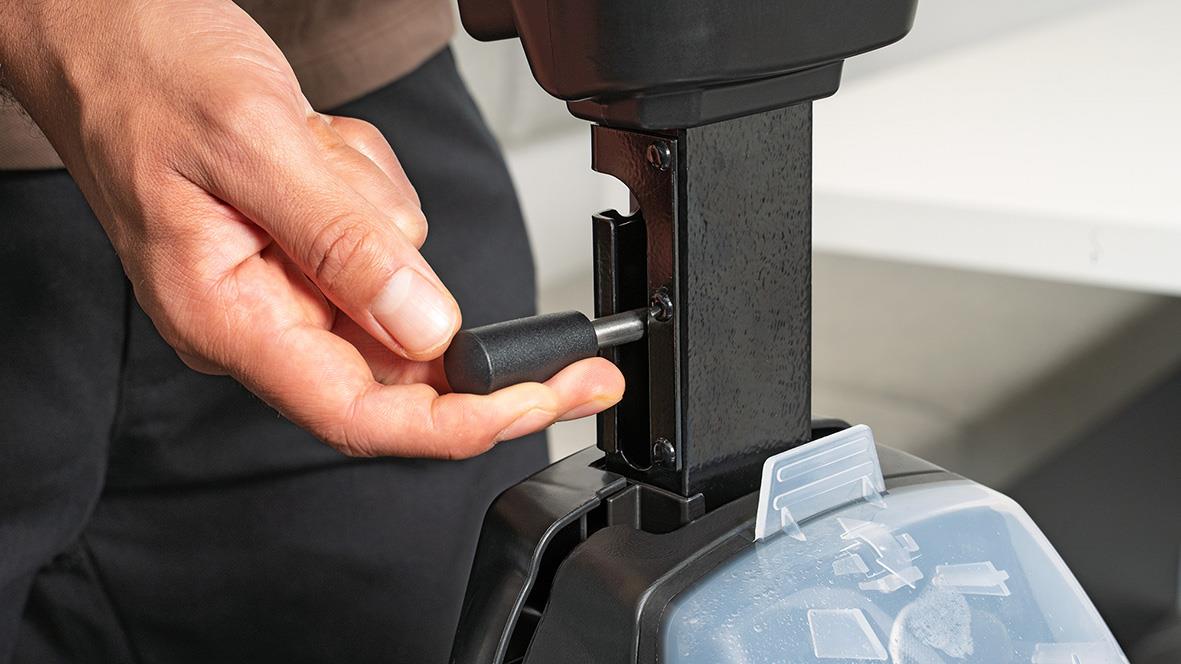 Person som justerar en kombiskurmaskin Nu-Mop Flex 2.2I med batteri