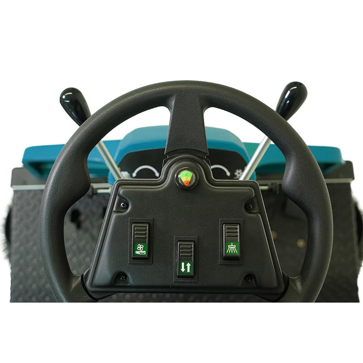 Sopmaskin Åkbar Wetrok Speedmatic Tornado Pro B med styrspak och kontrollknappar