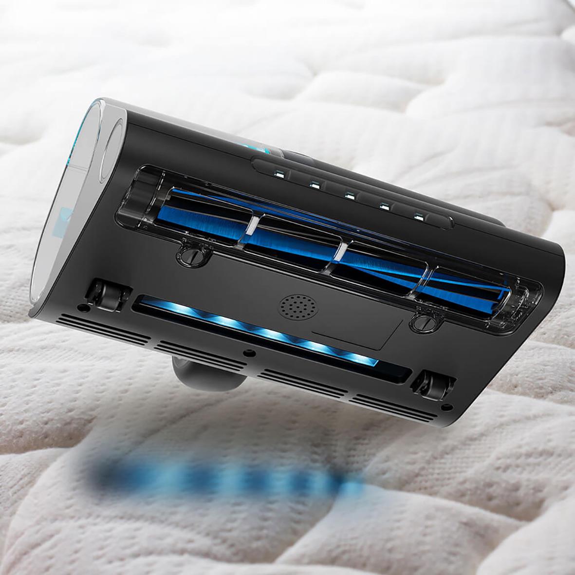 Madrassrengörare Black+Decker 400W på en säng