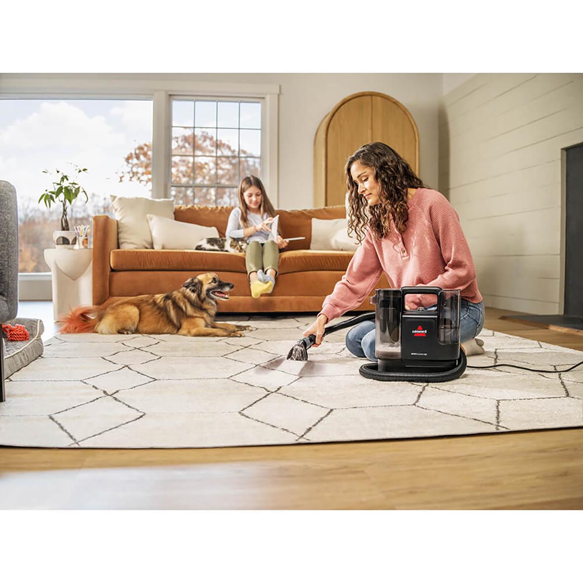 Kvinna rengör matta med Bissell Spotclean C Pro, barn och hund i vardagsrum