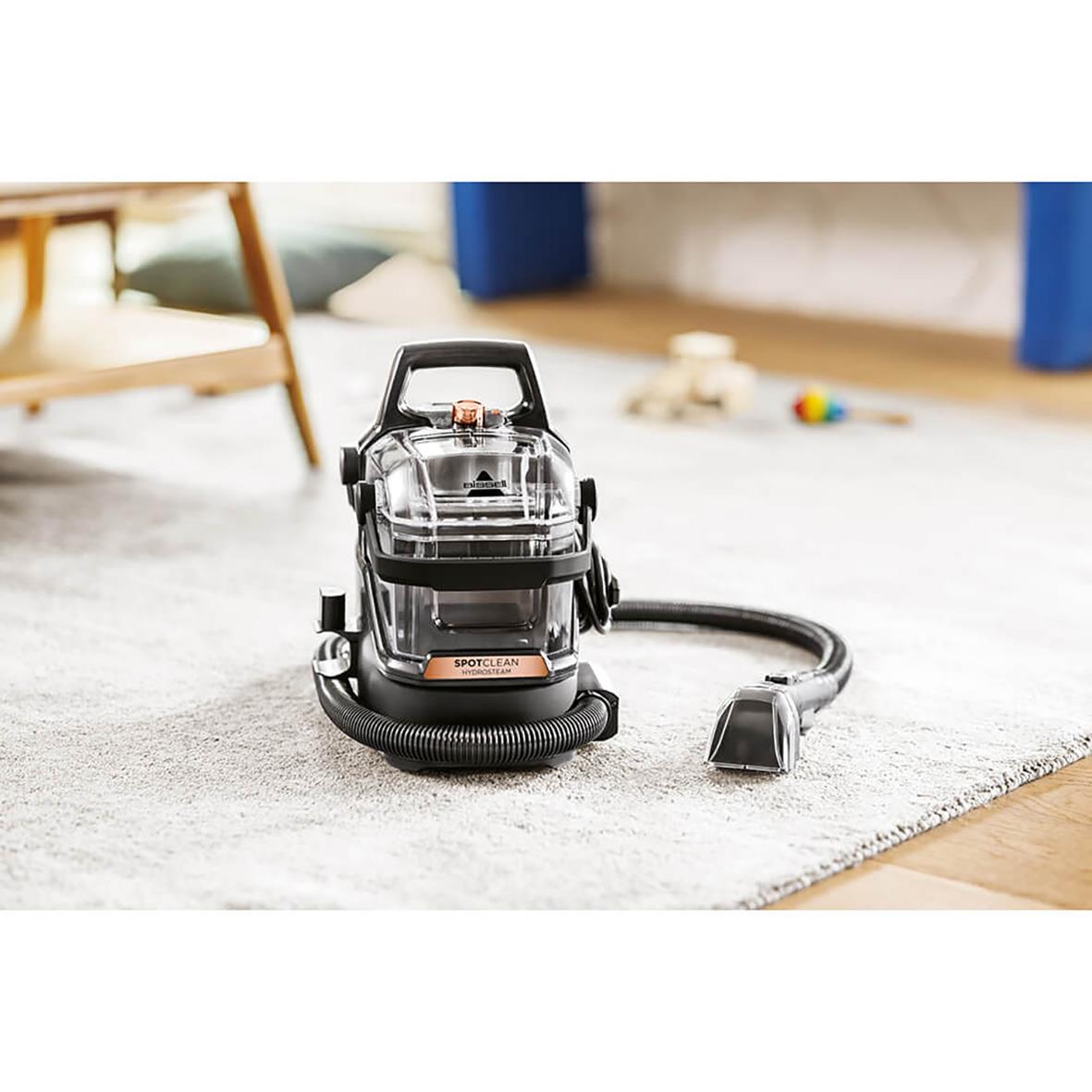 Mattvättmaskin Bisell Spotclean Hydrosteam Pro på en matta i ett vardagsrum