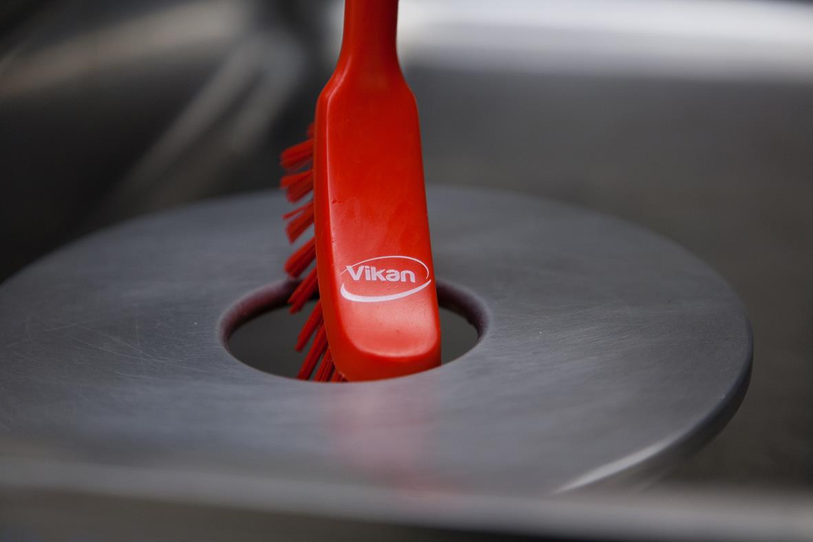 Röd diskborste från Vikan med medellång borst, placeras i en diskho