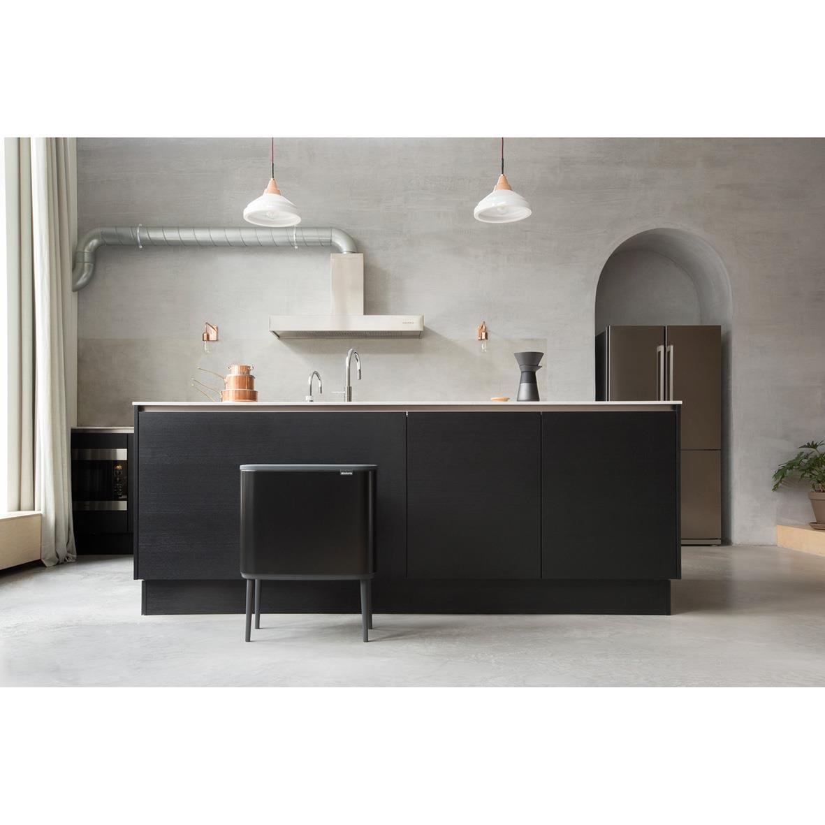 Svart Brabantia Bo Touch Bin papperskorg i kök med diskho och köksskåp