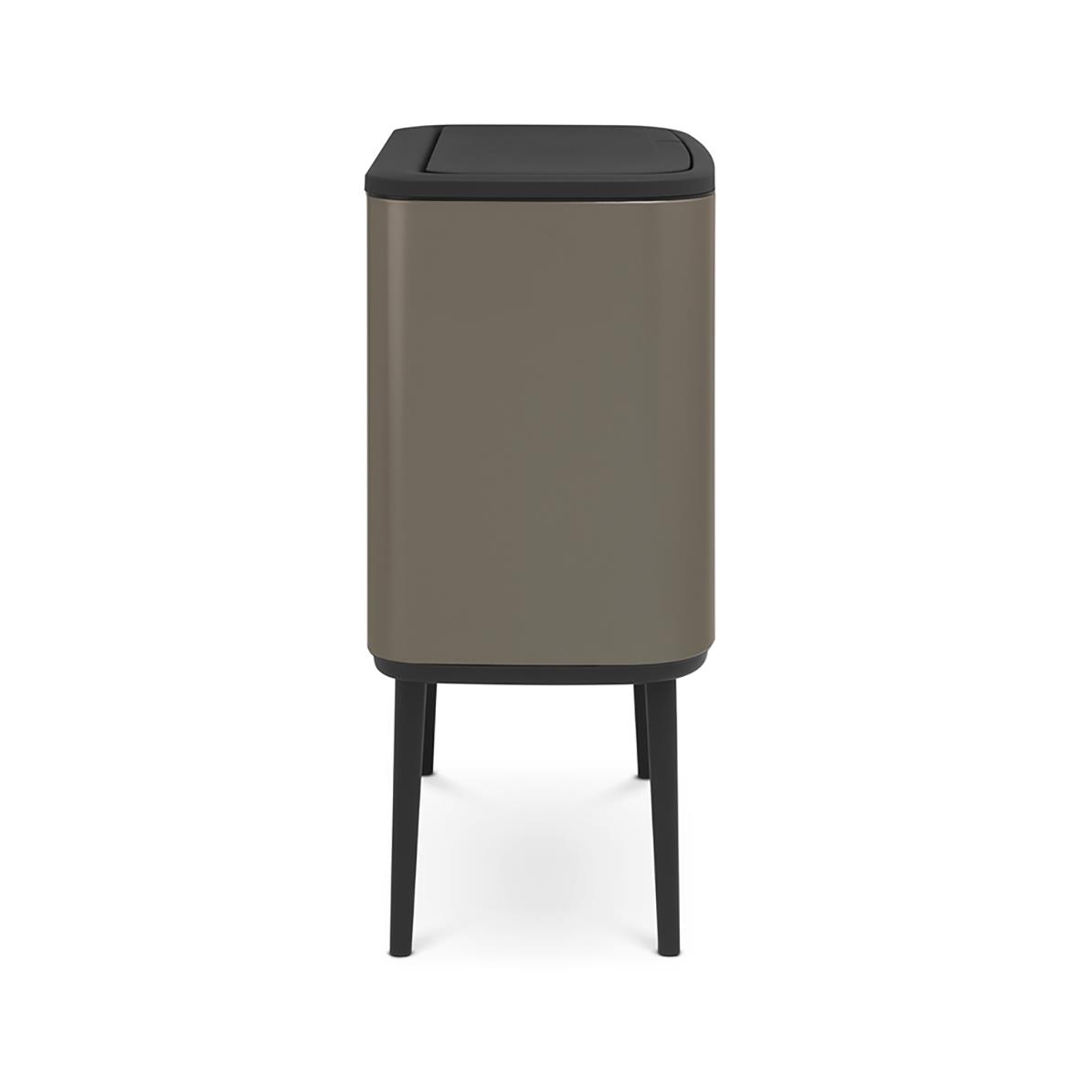 Brabantia Bo Touch Bin i platinumfärg med tre 11-litersfack, stående på fyra ben