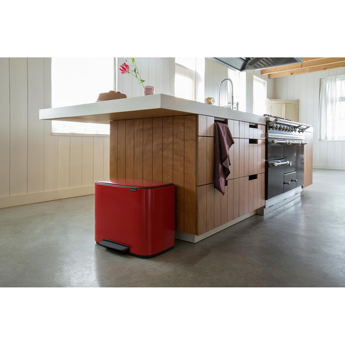 Röd Brabantia Bo Touch Bin passions 3x11L under köksö med träskiva och vit vägg