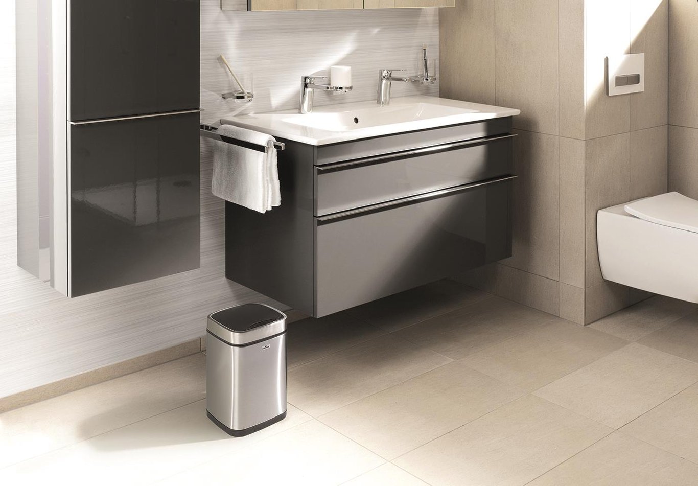 Snygg papperskorg Durable No Touch Sensorstyrd i silver bredvid handfat i badrum