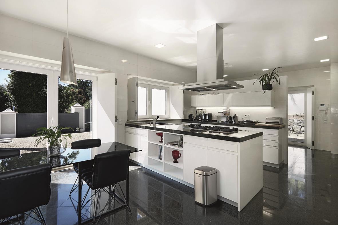 Modern kök med papperskorg Durable No Touch Sensorstyrd i silver, 12L