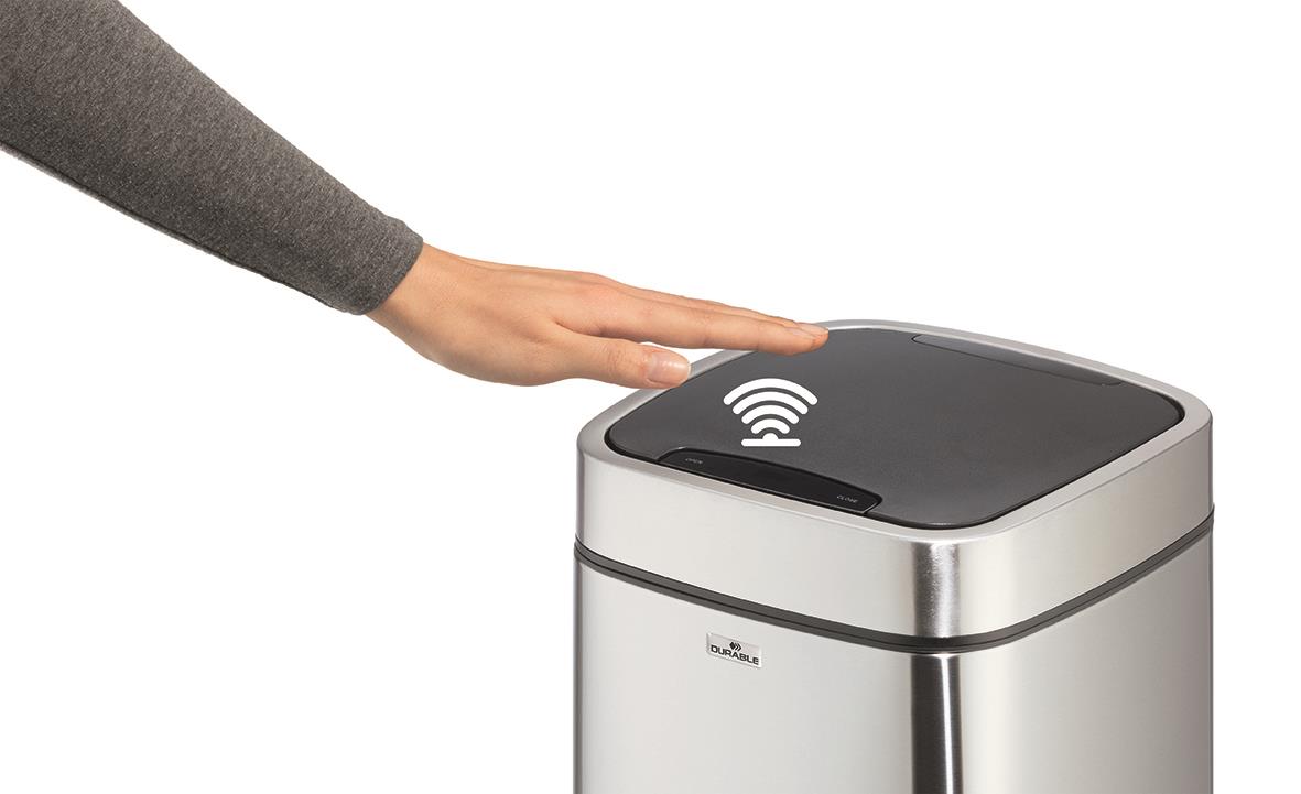 Hand som närmar sig en silverfärgad sensorstyrd papperskorg med 21L kapacitet
