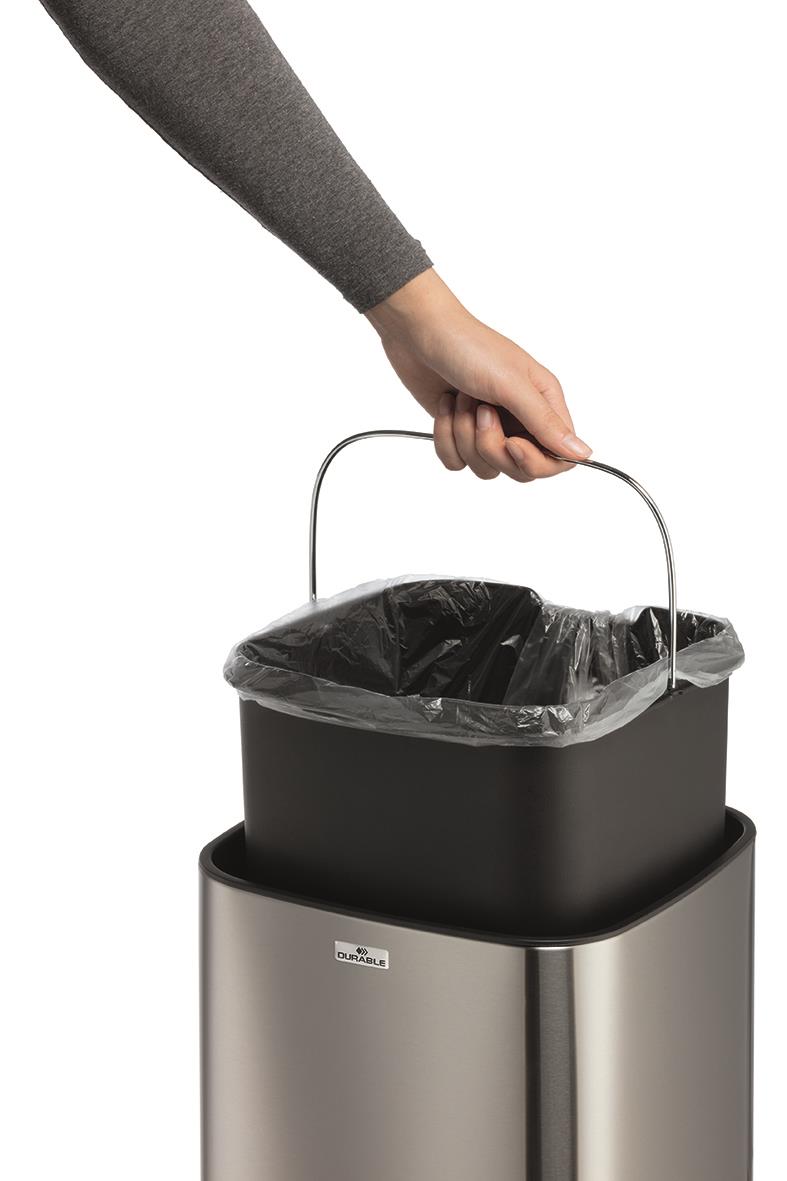 SILVER papperskorg med sensorstyrning och plastpåse inuti, hand som håller handtaget