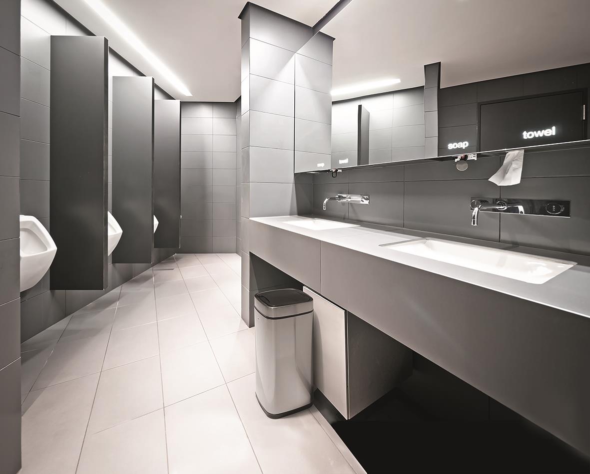 " dammfrånskiljare i badrum med handfat, speglar och papperskorg med sensor i silver"