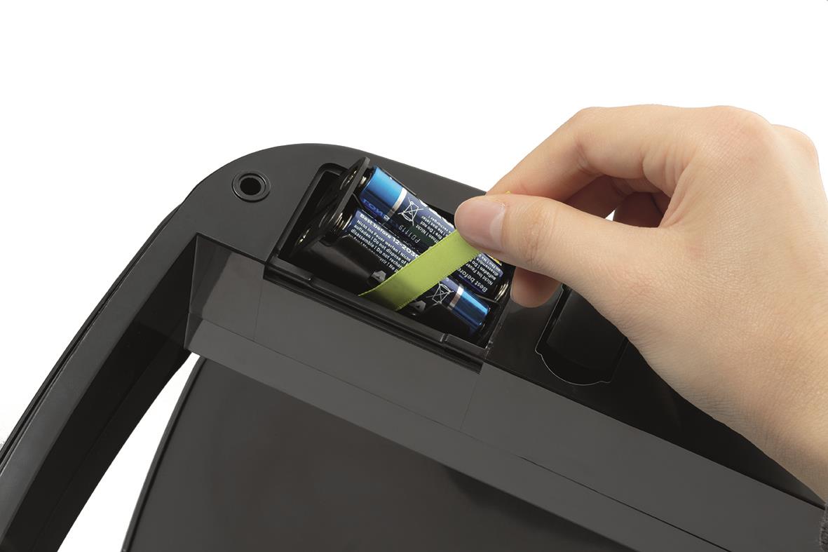 Hand som byter batteri i en silverfärgad papperskorg med sensorstyrning