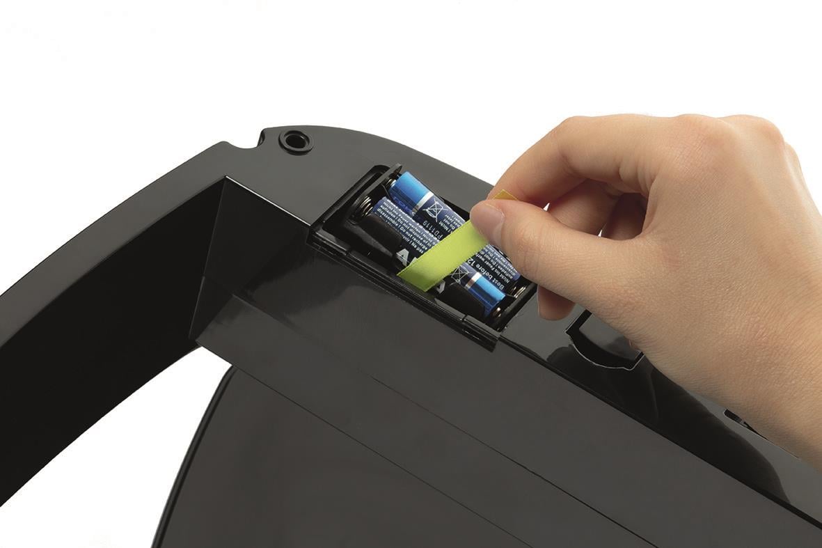 Hand som byter batteri i en silverfärgad papperskorg med sensorstyrning