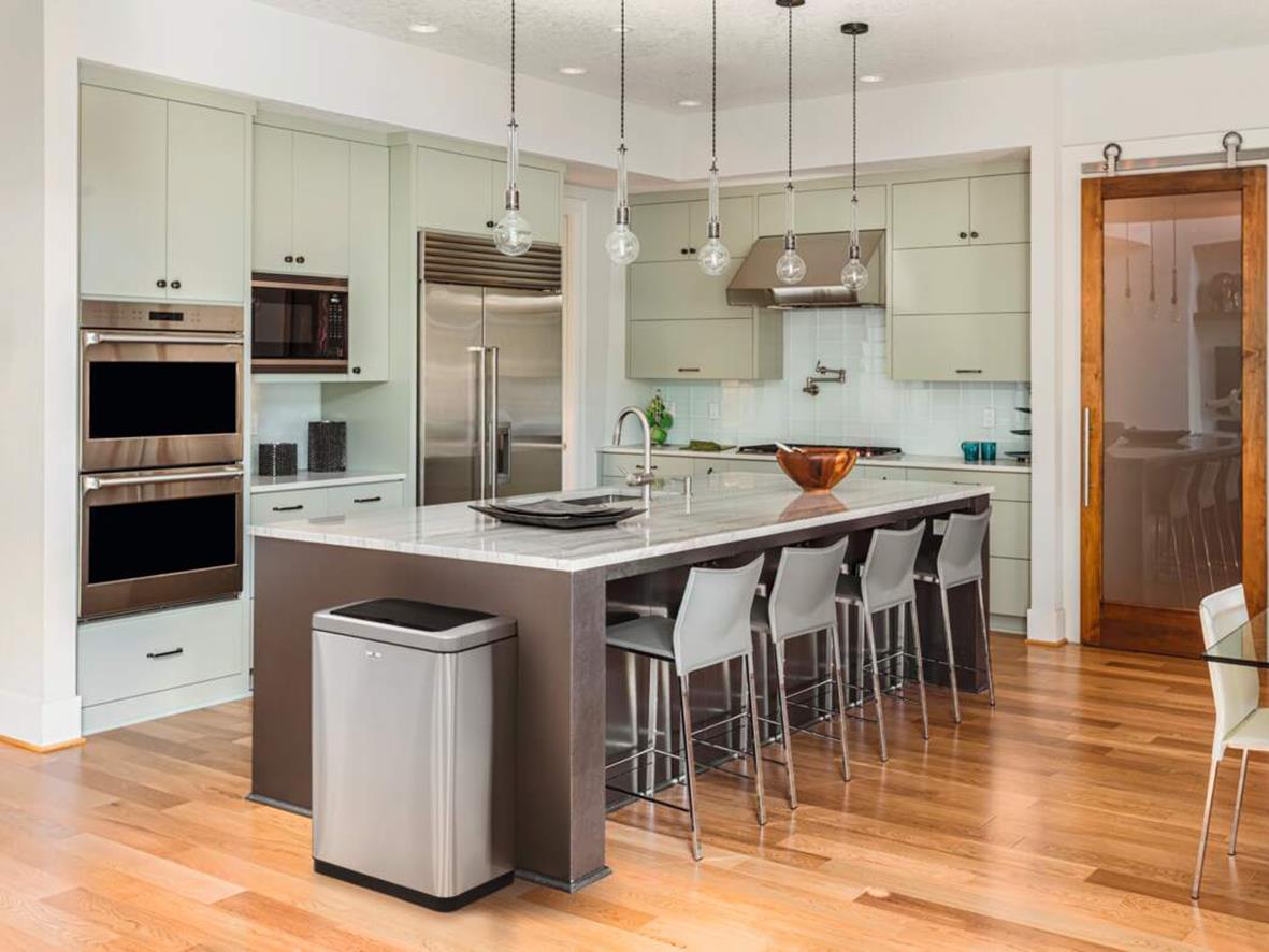 Modern köksmiljö med papperskorg Durable No Touch Sensorstyrd Duo Silver 2x20L vid köksön