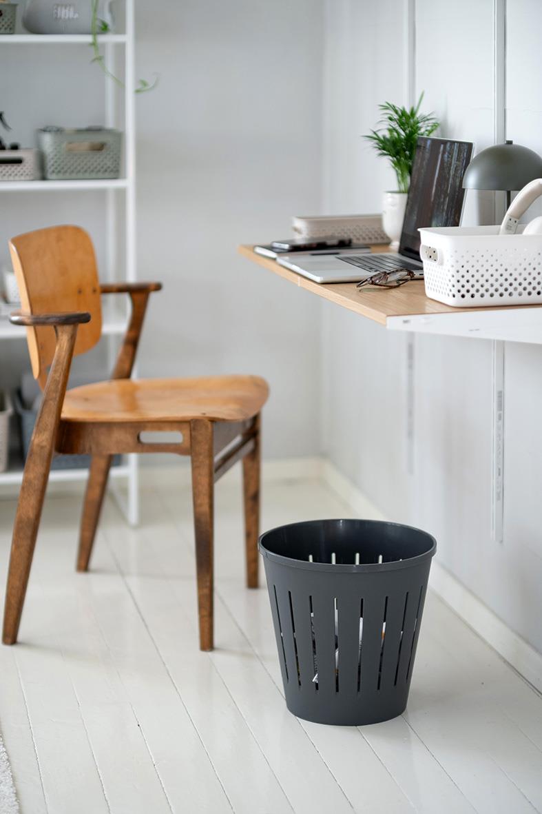 Papperskorg Orthex Recycle Stengrå 15L placerad på golvet i ett hem eller kontor