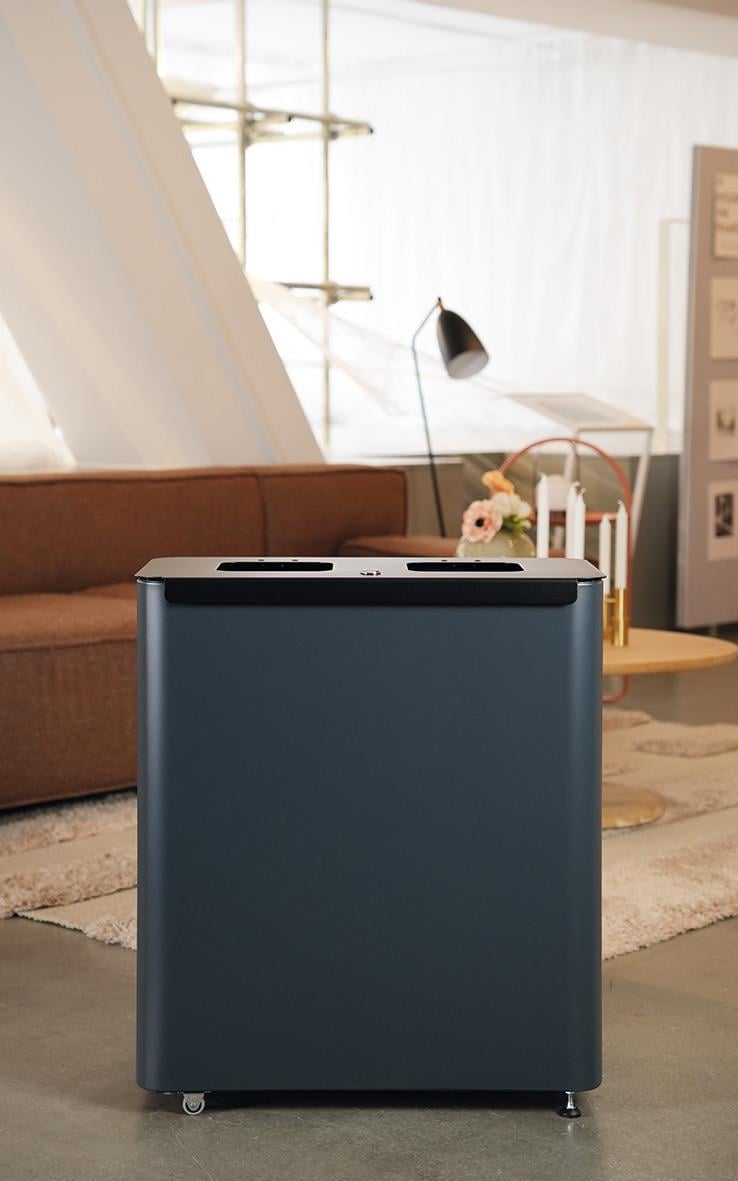 Sorteringskärl Star Station 2x60l i grå och svart färg stående i ett vardagsrum