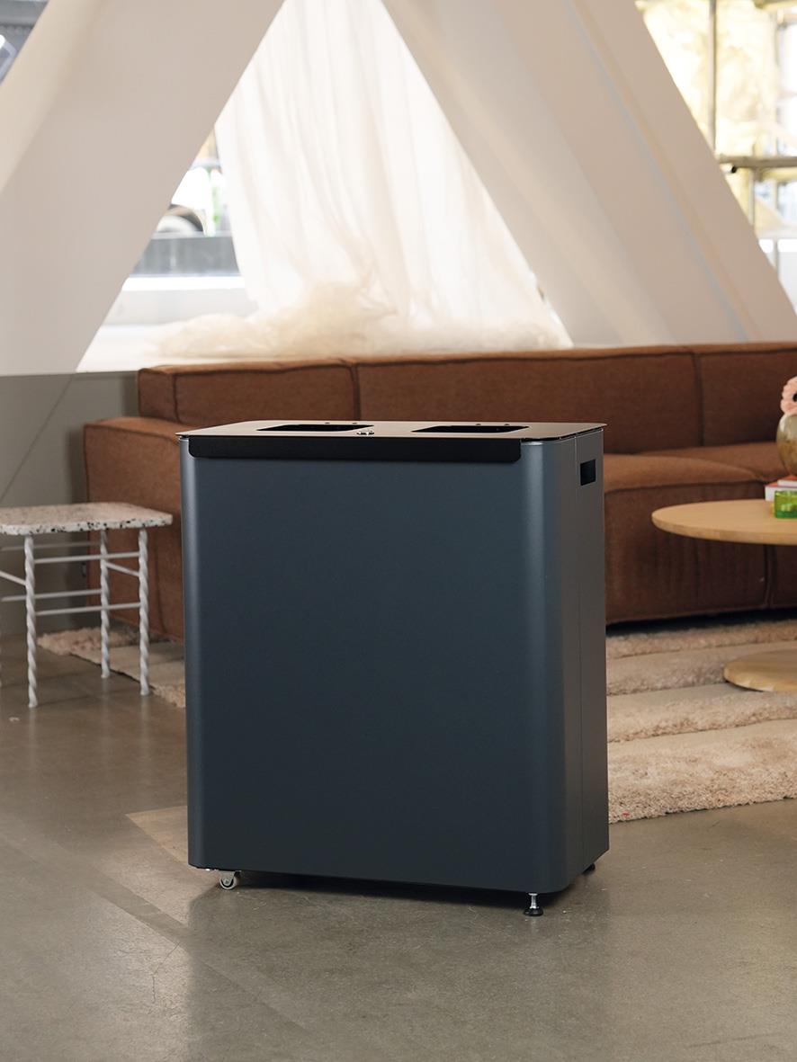 Sorteringskärl Star Station 2x60l i grå/svart placerad i ett vardagsrum