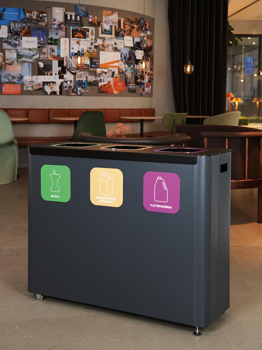 Sorteringskärl Star Station 3x60l i grå/svart med tre fack för olika sorteringsmaterial i ett inomhusmiljö