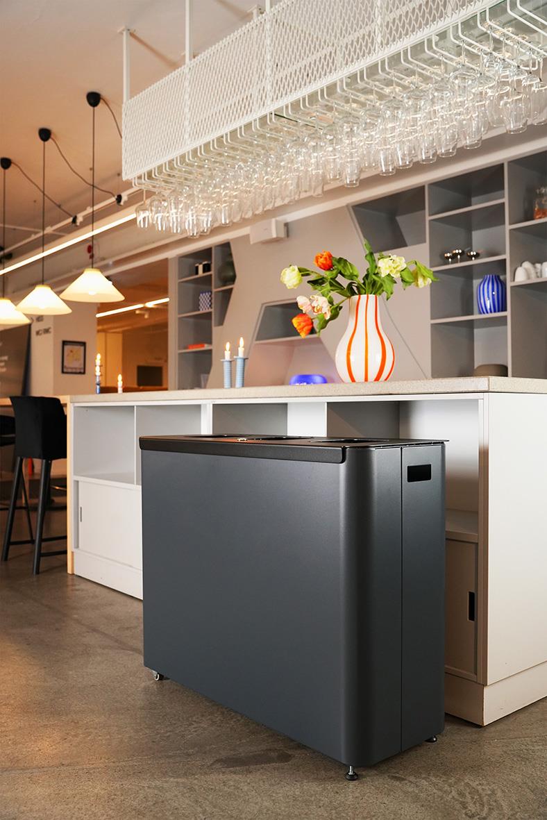 Sorteringskärl Star Station 3x60l i grå/svart placerad i kök eller kontorsmiljö