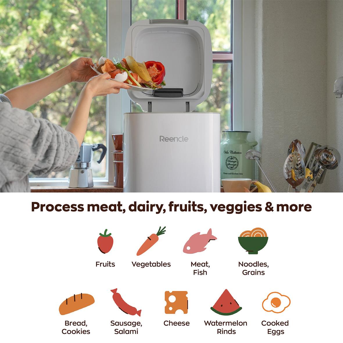 Person som lägger matrester i en kompostbehållare i ett kök med gröna träd utanför fönstret