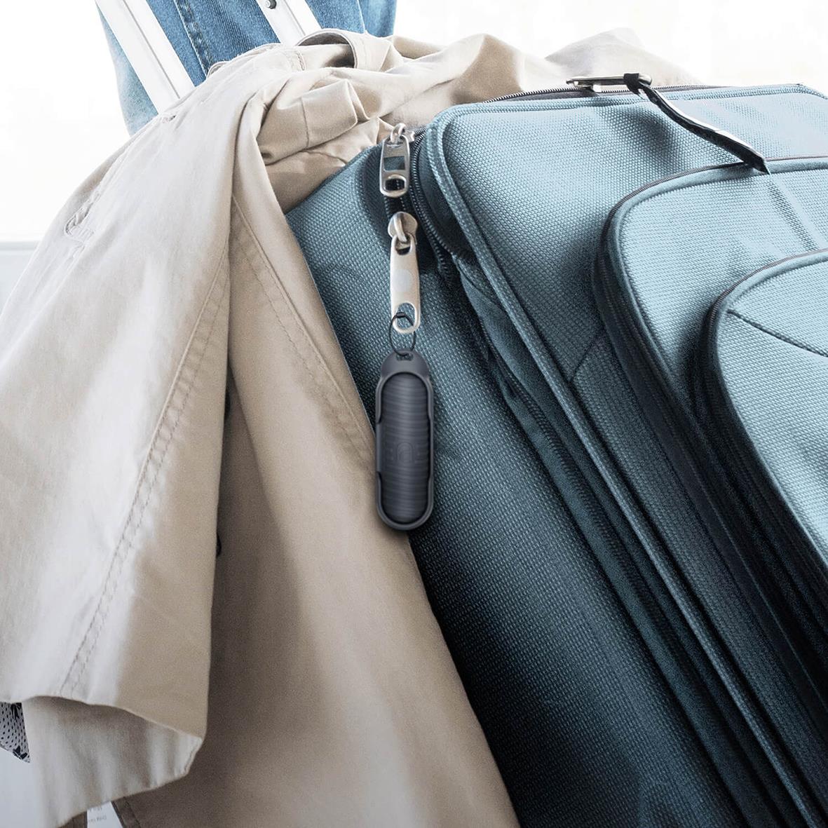 Hörselskydd Mixx Noise Protection Flight på en blå väska bredvid en beige jacka