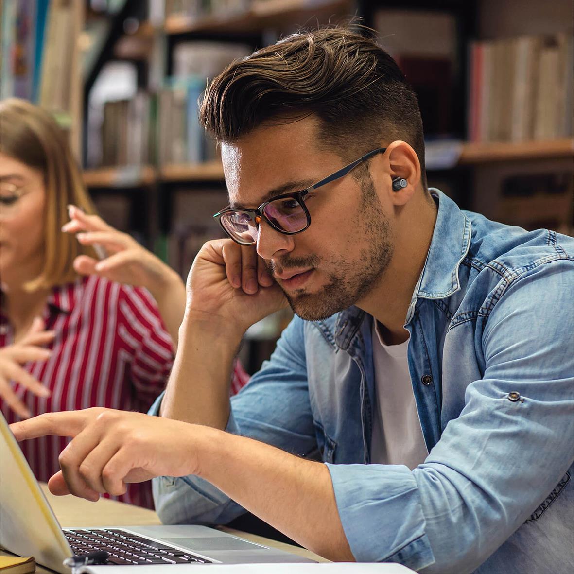 Man med hörselskydd Mixx Noise Protection justerbar i bibliotek