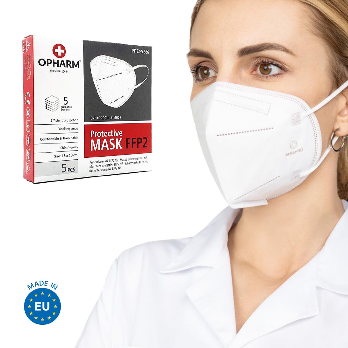 Vit munskydd Opharm FFP2 på kvinna, förpackning i bakgrunden, EU-märkt