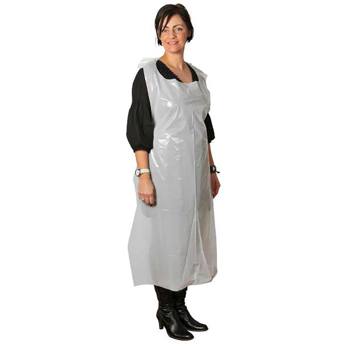 Kvinna bär ett vitt engångsförkläde av LDPE 20my, storlek 80x160cm, i en inomhusmiljö