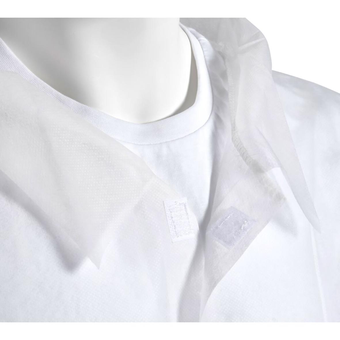 Vit skjorta och jacka på en vit bakgrund, nära uppsikt