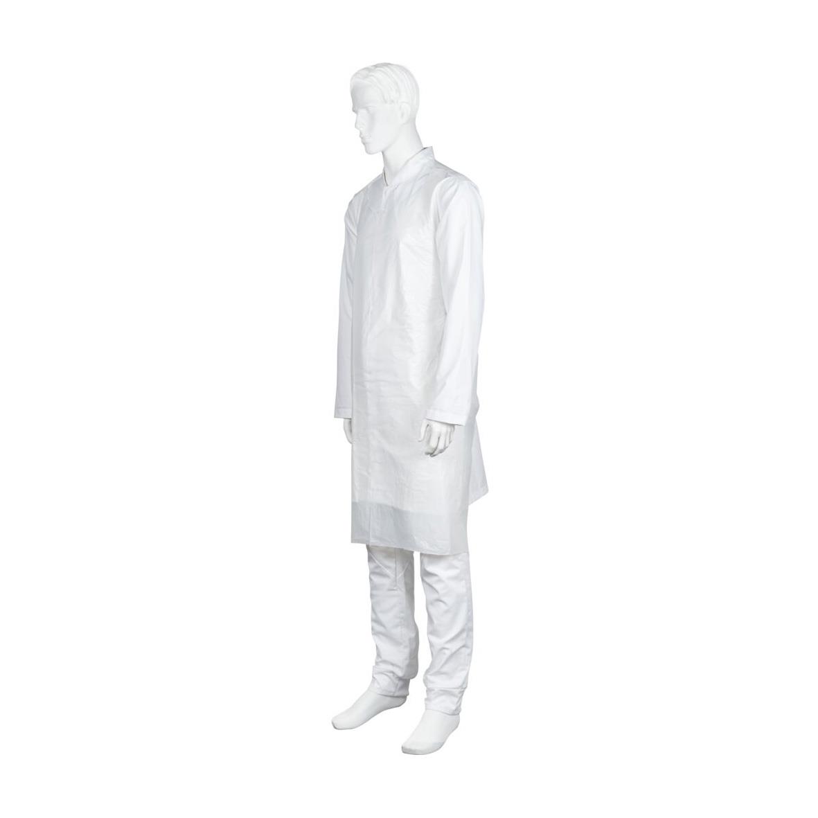 Mannequin i helt vitt traditionellt klädsel, stående mot vit bakgrund