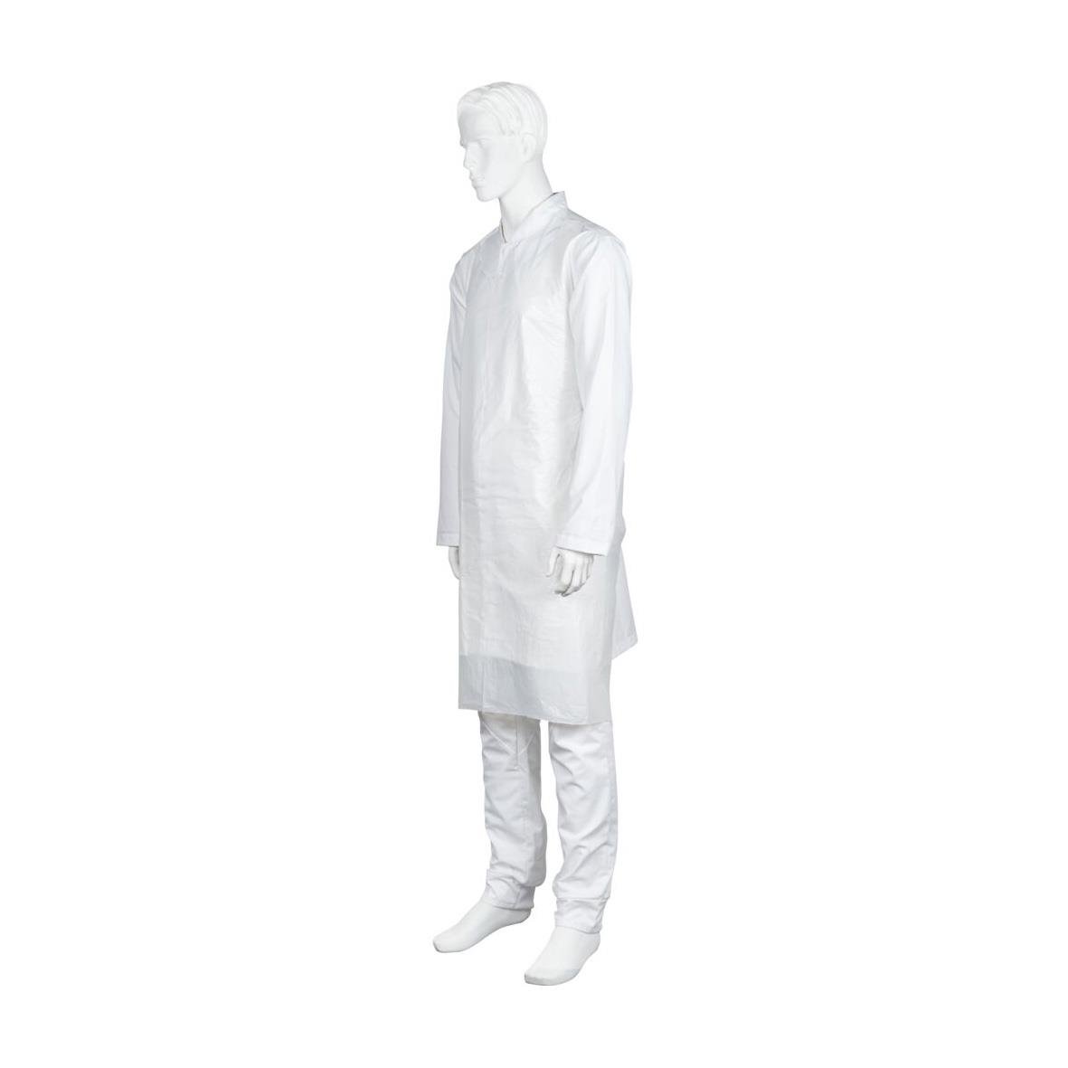 Mannequin i helt vitt traditionellt klädsel, stående mot vit bakgrund