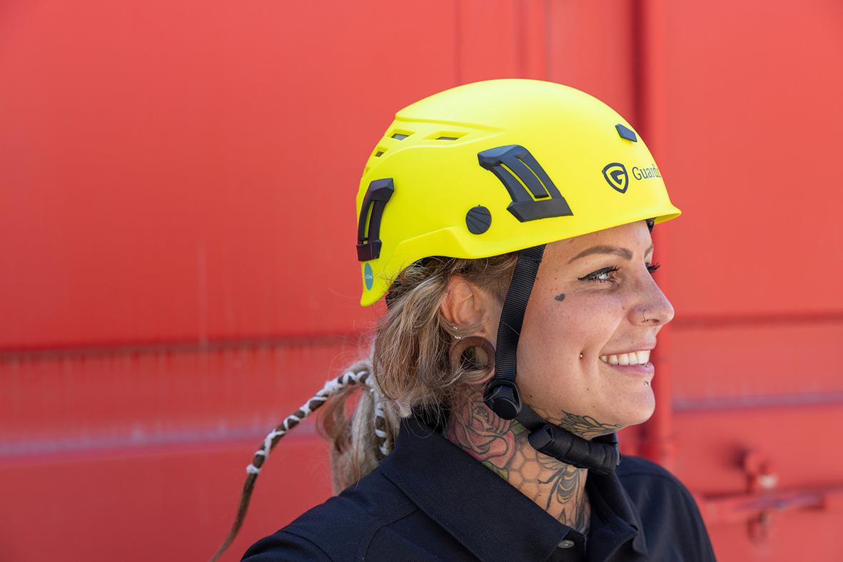 Skyddshjälm Guardio Armet Fluorescerande Gul på en kvinna