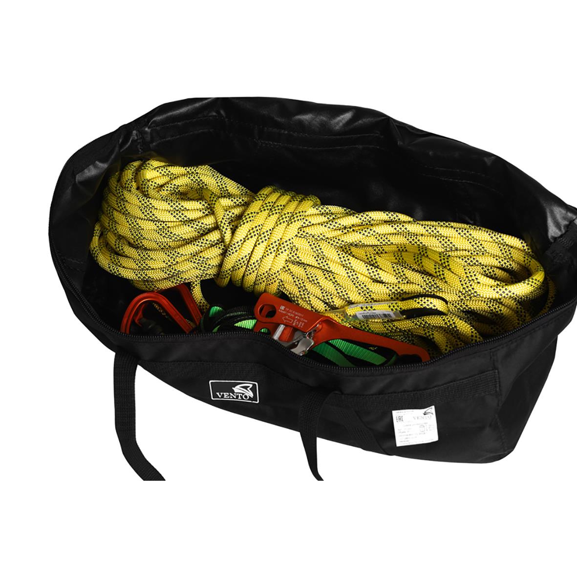 Svart förvaringsväska för rep och utrustning med måtten 18x53x24cm och 30L kapacitet, innehåller rep och verktyg