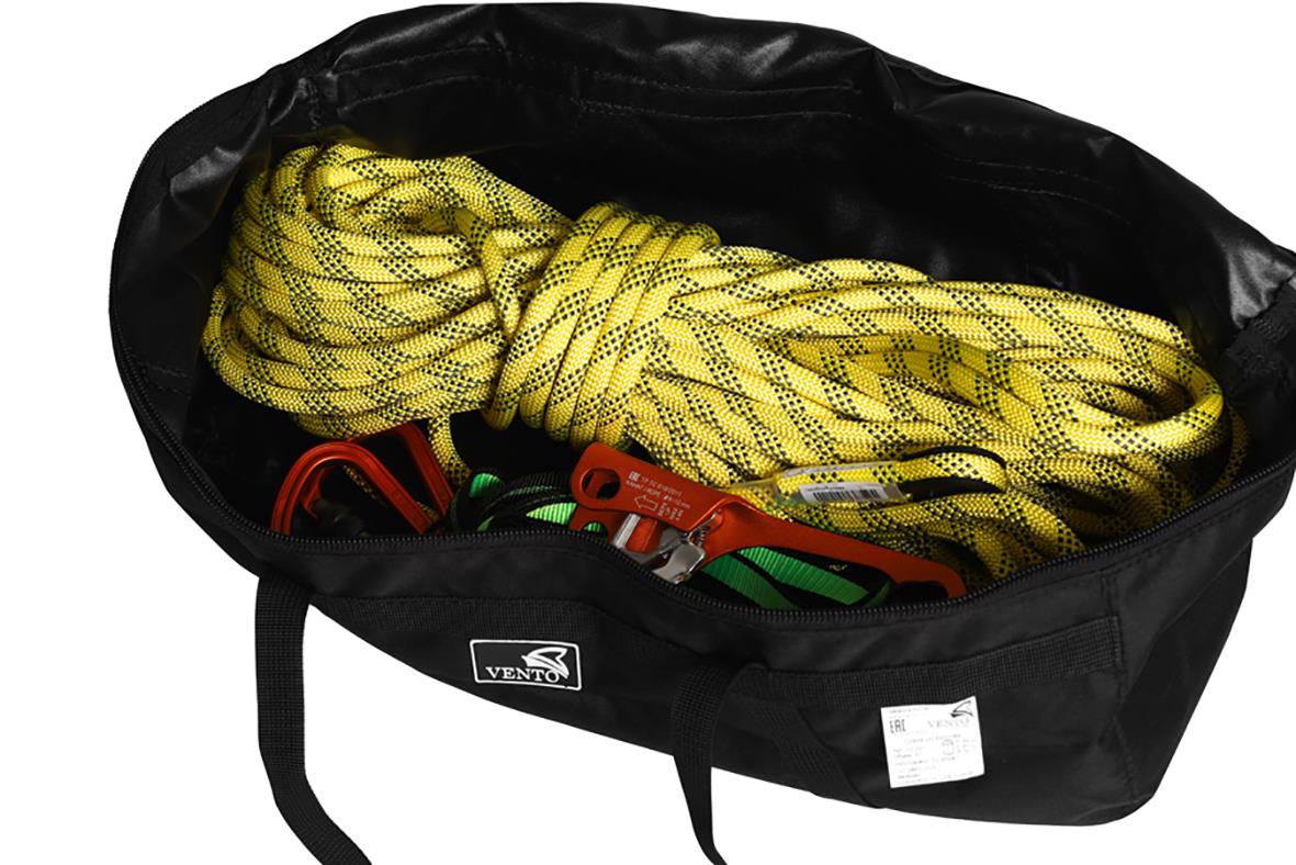 Svart förvaringsväska för rep och utrustning med måtten 18x53x24cm och 30L kapacitet, innehåller rep och verktyg