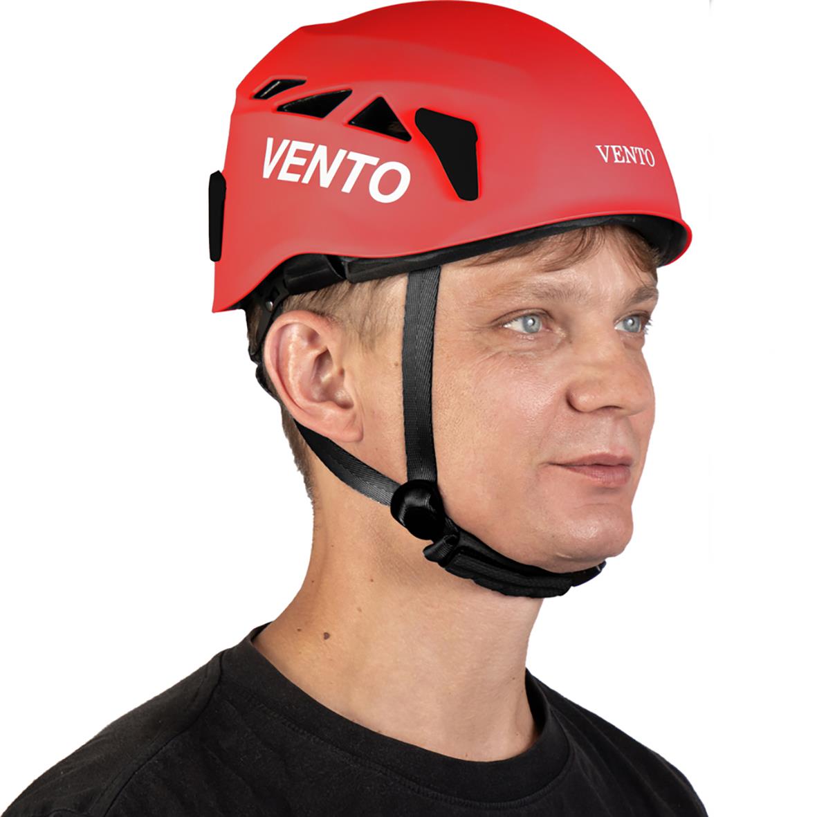 Man bär en röd klätterhjälm av märket Vento Quasar Röd