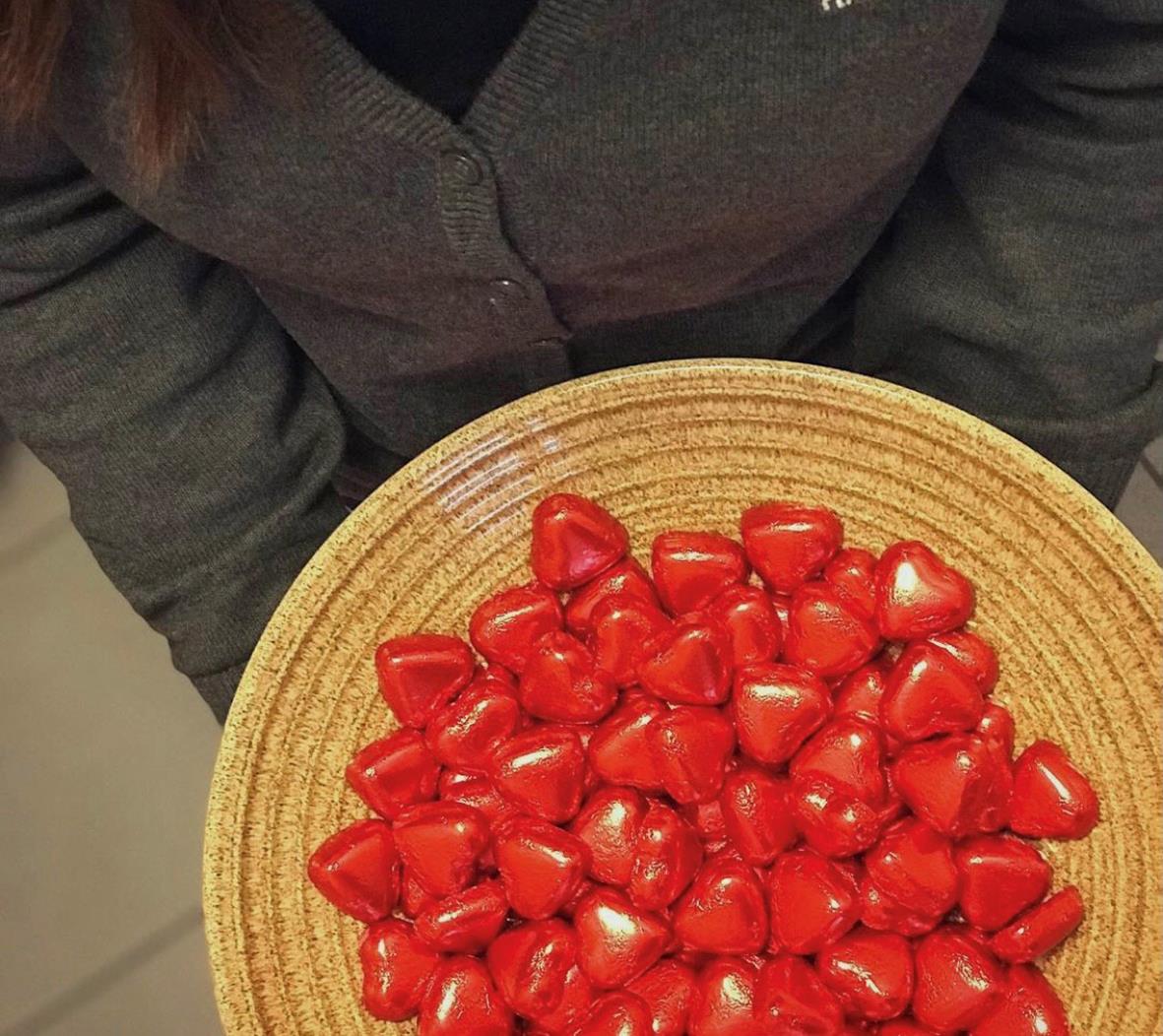 Röda chokladhjärtan fyllda med hasselnötskräm på en tallrik
