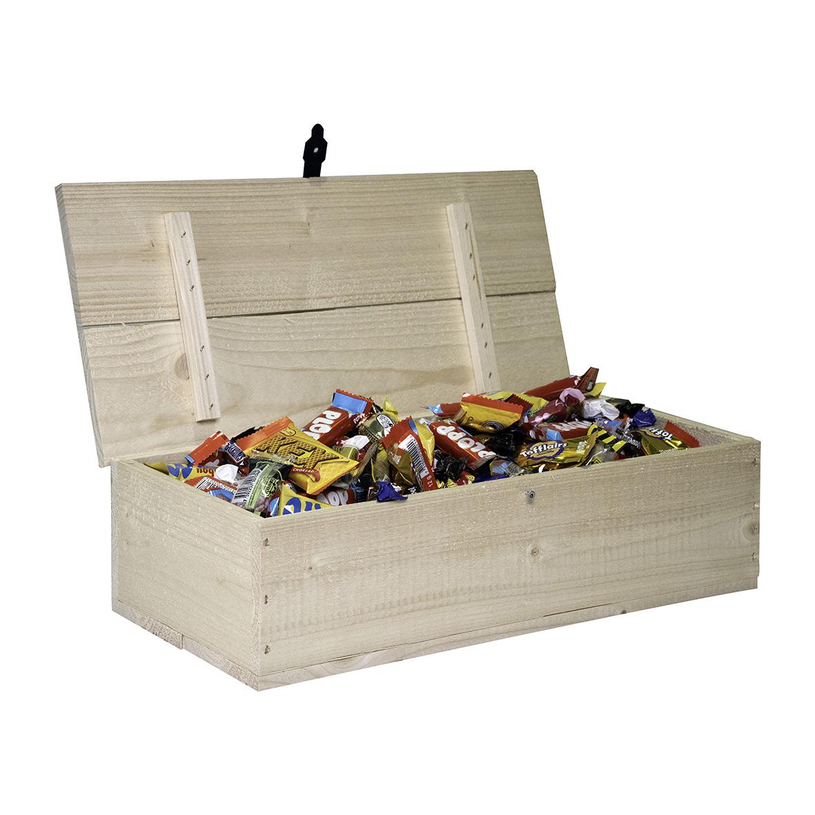 Stor träask fylld med olika chokladgodisbitar för jul