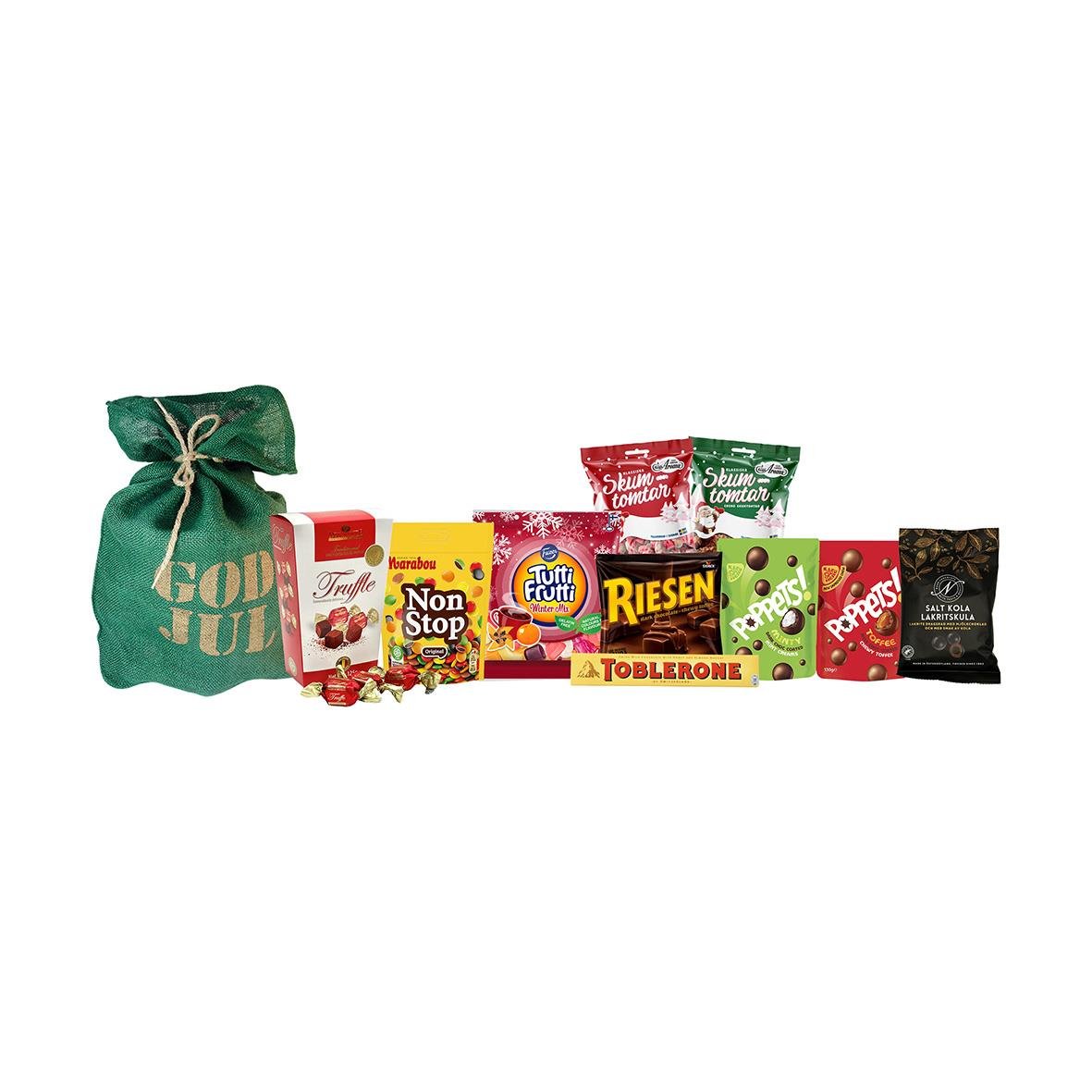 Grön jutesäck fylld med godis och snacks, inklusive choklad, karameller och lösgodis