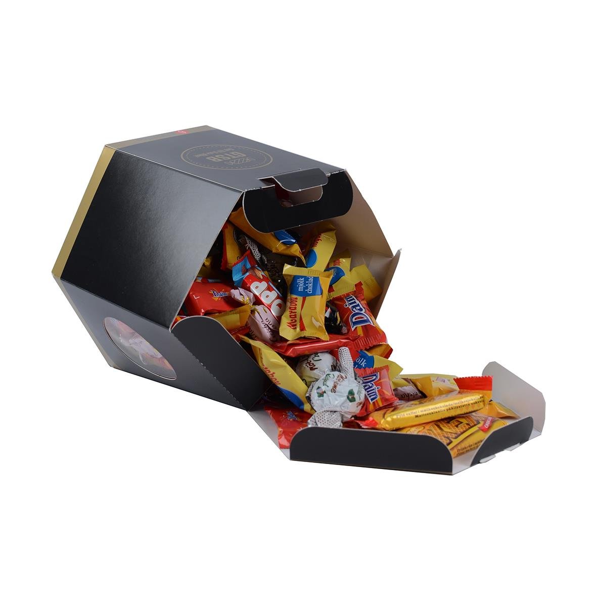 Öppnad godislåda med olika sorters godisbitar i svart och guldfärgad förpackning