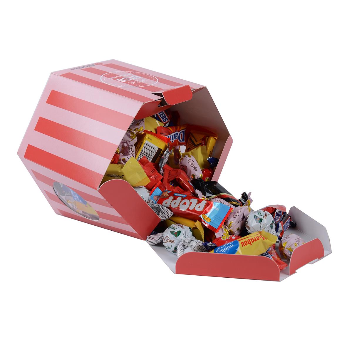 Godis i en röd och vit randig låda med öppning som visar olika godissorter