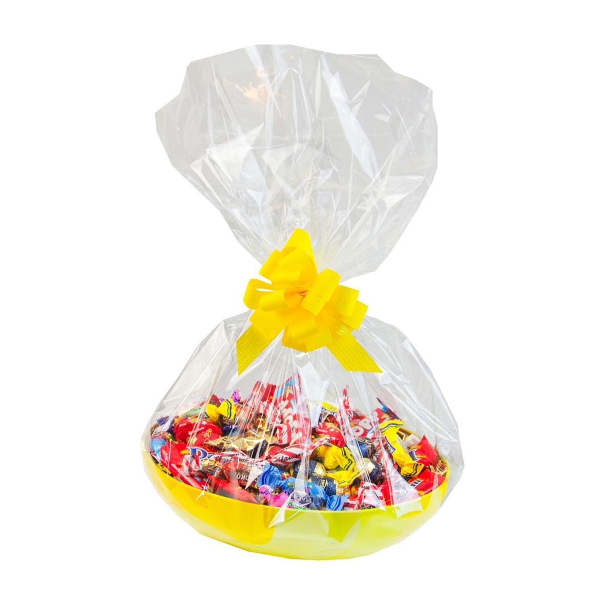 Påskägg fyllda med godis i en cellofanpåse med gul rosett