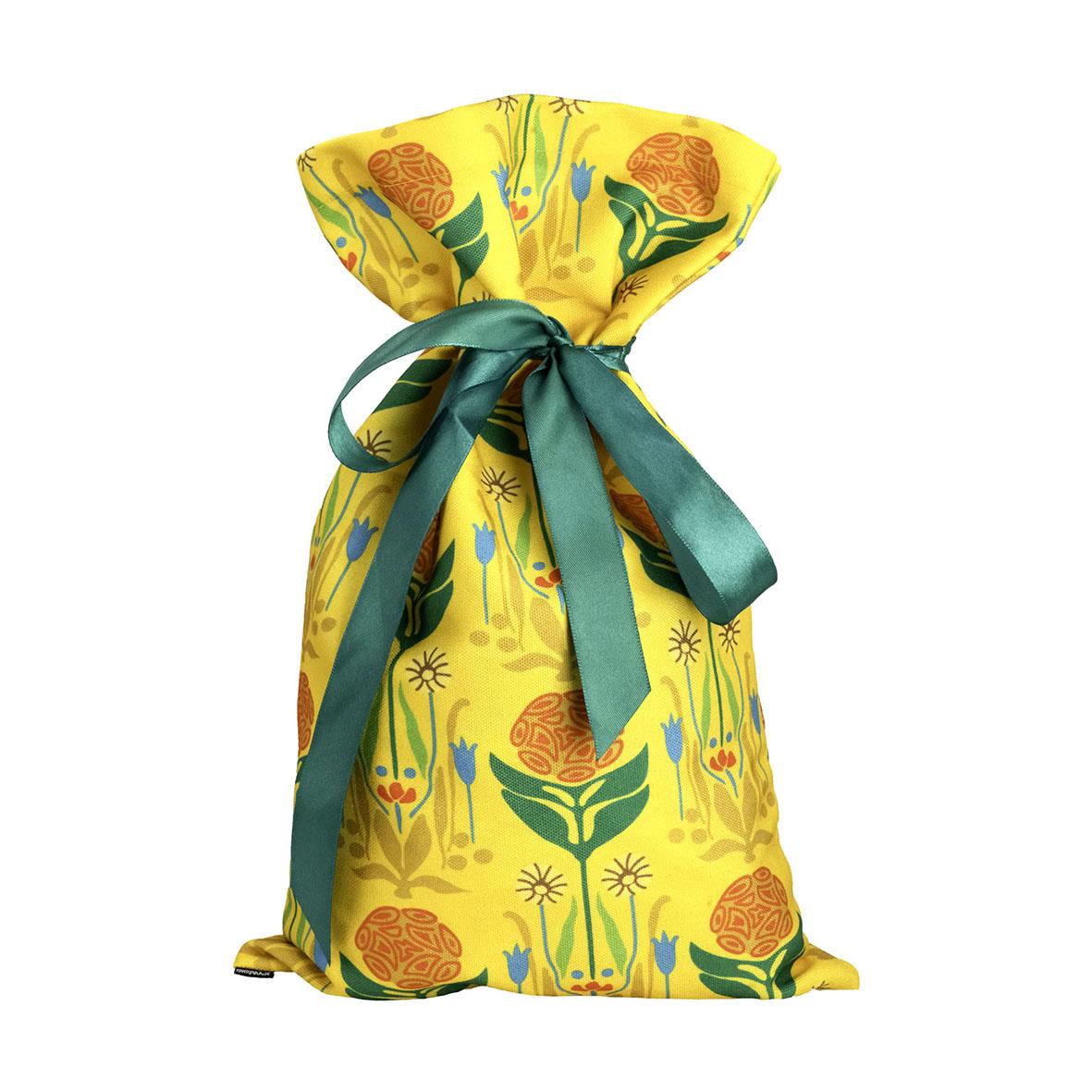 Påsksäck i gult med blommor och grönt band, vikt för att innehålla påskgodis eller små presenter