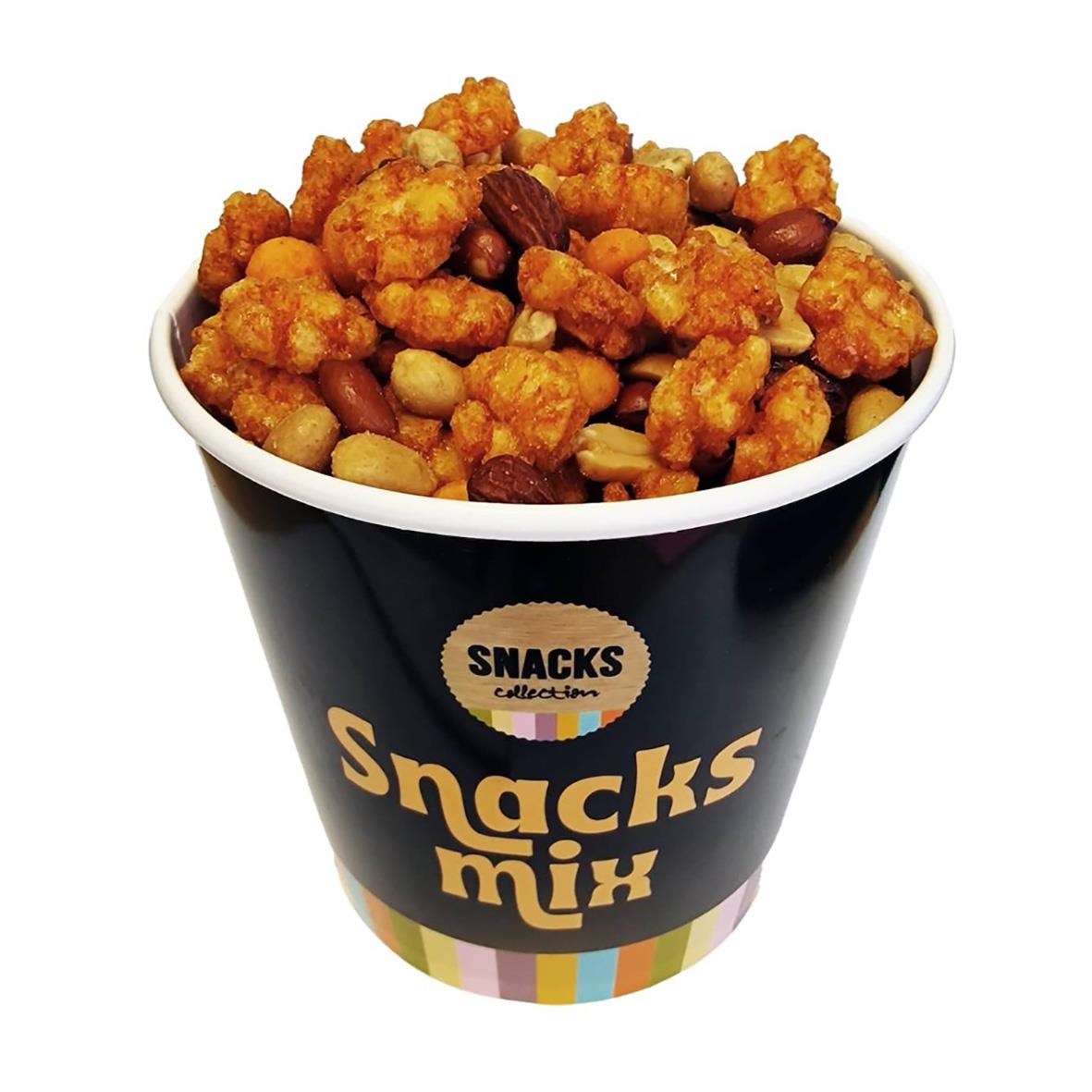 Snacksmix i svart och vit burk med texten Snacks Mix och en blandning av knapriga snacks och nötter