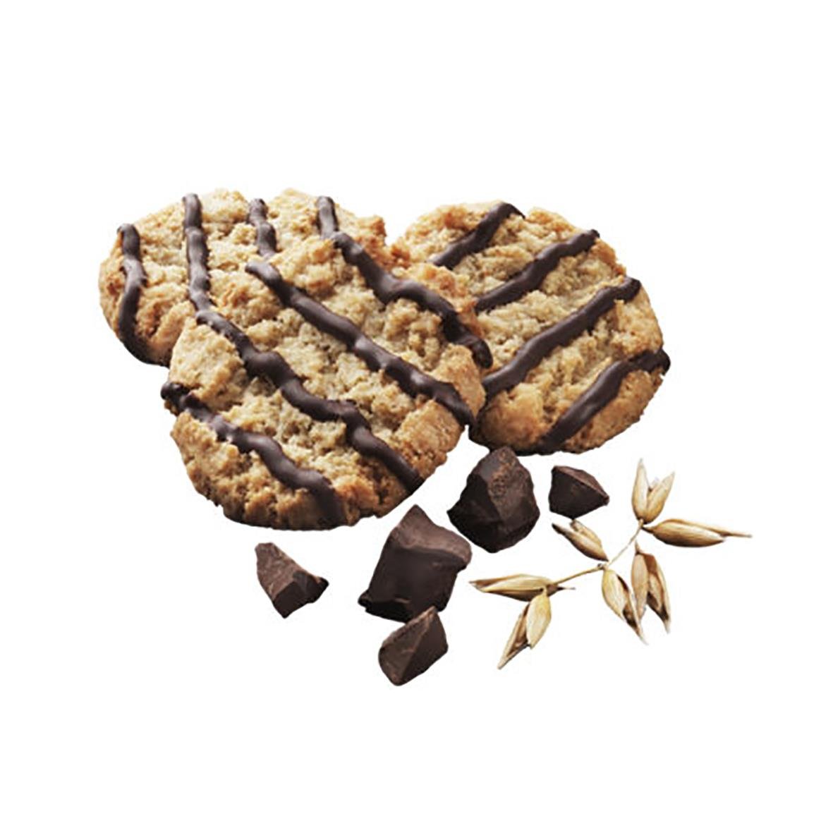 Två havrekakor med chokladribbor och havregryn, omgivna av chokladbitar och havrehalm